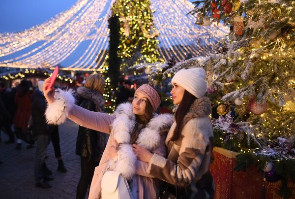 Jovens tiram selfies no festival Viagem ao Natal no centro de Moscou, Rússia
 - Sputnik Brasil