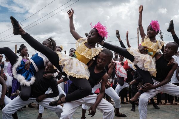 Participantes do Projeto Elimu dançam nas favelas de Kibera em Nairóbi, Quênia
 - Sputnik Brasil