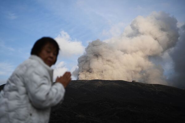 Mulher posa perto de vulcão ativo na cidade de Aso, Japão
 - Sputnik Brasil