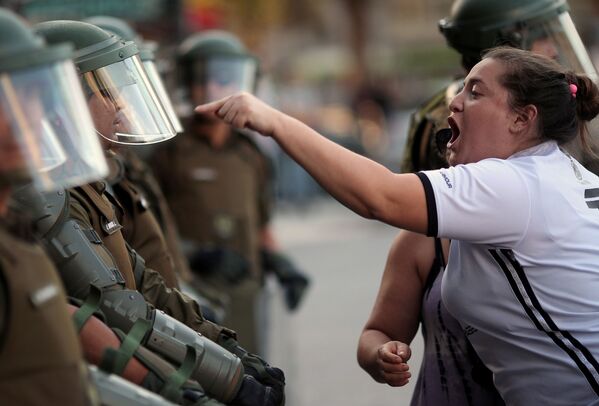 Mulher grita com policiais chilenos
 - Sputnik Brasil