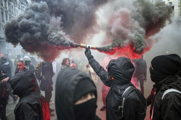 Manifestante com foguete na mão durante uma ação de protesto em Lyon, França
 - Sputnik Brasil