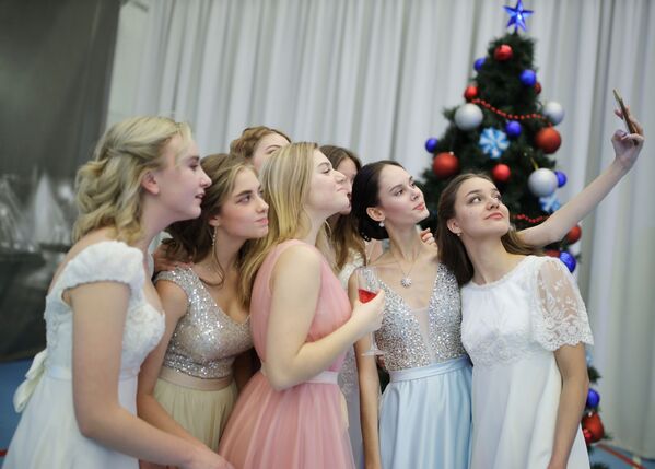 Jovens tiram selfie durante o baile de Ano Novo na Academia Presidencial de Cadetes em Krasnodar, Rússia
 - Sputnik Brasil