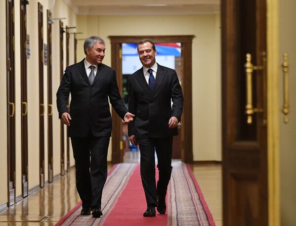 Primeiro-ministro russo, Dmitry Medvedev, e Vyacheslav Volodin, presidente da Duma de Estado (câmara baixa do parlamento) da Rússia
 - Sputnik Brasil