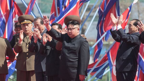 Presidente norte-coreano Kim Jong-un durante cerimônia de abertura de um novo complexo residencial em Pyongyang, Coreia do Norte - Sputnik Brasil