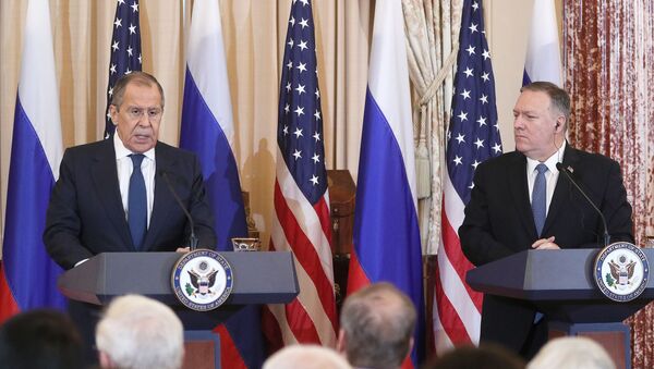 O ministro das Relações Exteriores da Rússia, Sergei Lavrov (à esquerda) e o secretário de Estado dos Estados Unidos, Mike Pompeo (à direita) durante encontro nos EUA. - Sputnik Brasil