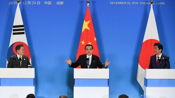 Líderes de Coreia do Sul, China e Japão falam durante conferência de imprensa conjunta, após encontro trilateral na cidade chinesa de Chengdu - Sputnik Brasil