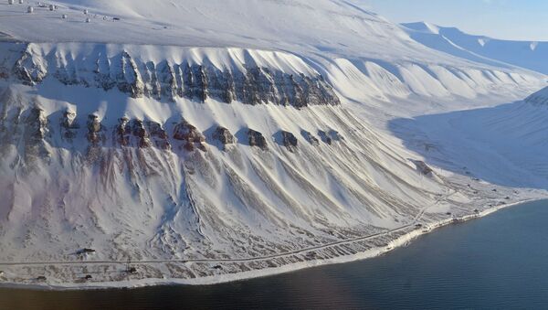 Vista das montanhas nevadas no arquipélago de Svalbard, na Noruega - Sputnik Brasil