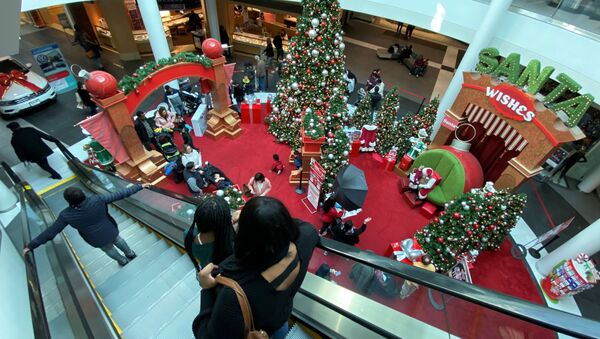 Famílias em fila para encontrar com Papai Noel em Shopping nos Estados Unidos - Sputnik Brasil