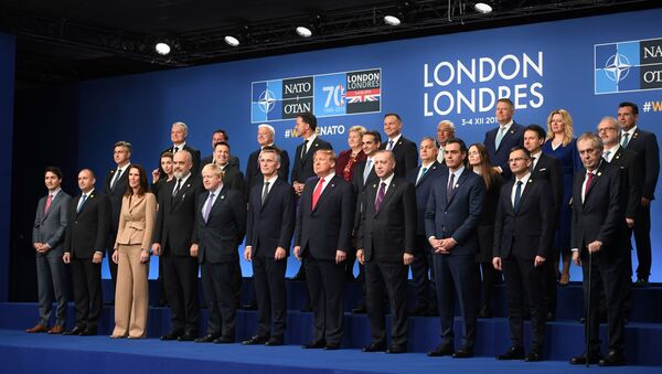 Os dirigentes da OTAN posando para a foto de família durante a cúpula anual dos chefes de Governo da Aliança, no Grove Hotel em Watford, Reino Unido, 4 de dezembro de 2019 - Sputnik Brasil