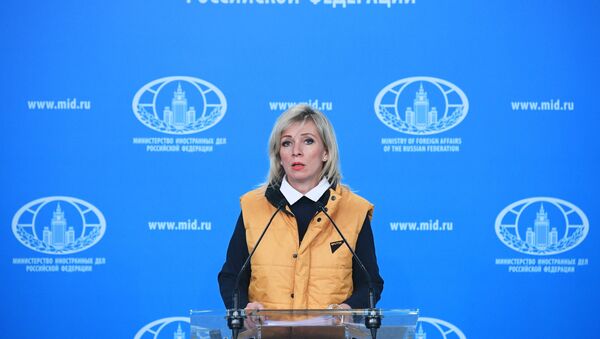 Representante oficial do Ministério das Relações Exteriores da Rússia, Maria Zakharova, vestindo colete da Sputnik em apoio aos jornalistas perseguidos pelas autoridades estonianas - Sputnik Brasil