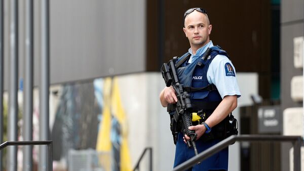 Policial faz a guarda na mesquita de Christchurch, na Nova Zelândia, após ataque terrorista motivado pela islamofobia ter matado 51 pessoas, em março de 2019 - Sputnik Brasil