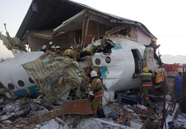Membros do serviço de emergência e polícia no local da queda do avião Fokker 100 - Sputnik Brasil