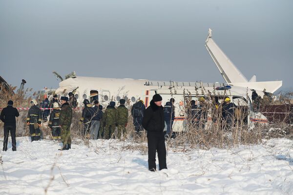 Equipe de resgate cerca a área do acidente do avião Fokker 100, que caiu na cidade de Almaty, no Cazaquistão - Sputnik Brasil