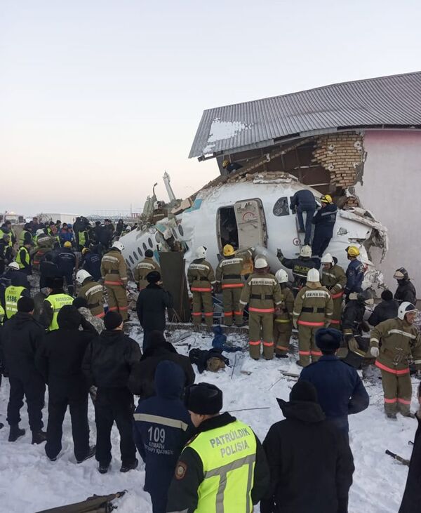 Casa atingida pela queda do avião Fokker 100, na cidade de Almaty, Cazaquistão - Sputnik Brasil