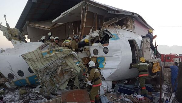 Serviços de emergência trabalham no local da queda do avião Fokker-100 em Almaty, Cazaquistão, 27 de dezembro de 2019 - Sputnik Brasil