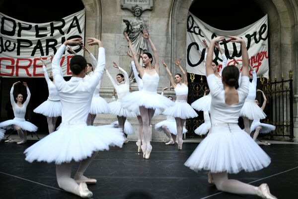 Bailarinas da Ópera de Paris dançando em frente ao Palácio Garnier, na capital francesa - Sputnik Brasil
