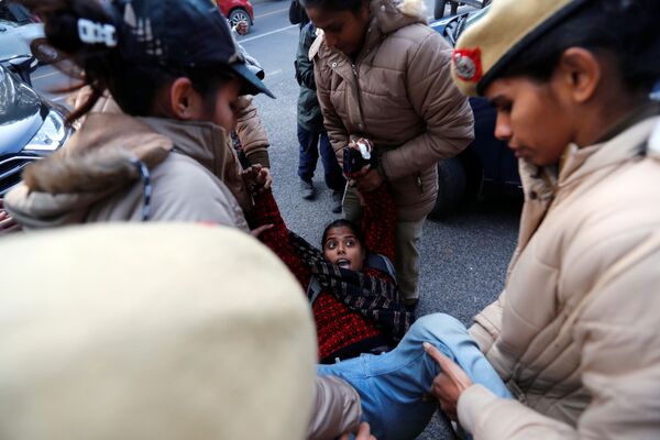 Manifestante é detida durante protesto em Nova Deli, Índia, contra nova lei de cidadania - Sputnik Brasil