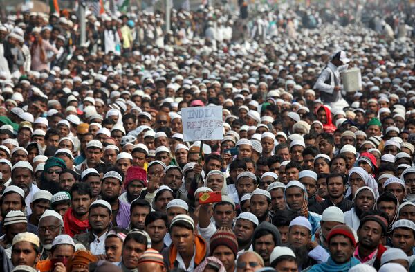 Manifestantes saem às ruas de Calcutá, na Índia, em ato contra a nova lei de cidadania no país - Sputnik Brasil