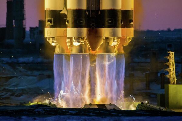 Lançamento do foguete-portador Proton-M com seu módulo de aceleração DM-03 e o aparelho espacial russo Elektro-L Nº 3 - Sputnik Brasil