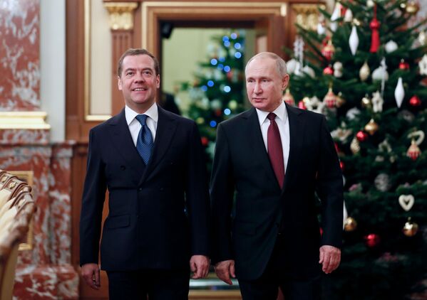 Presidente da Rússia, Vladimir Putin, e o premiê russo, Dmitry Medvedev, em encontro de final de ano com membros do governo da Rússia - Sputnik Brasil