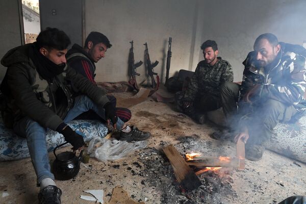 Milicianos sírios descansando após a libertação do vilarejo de Sukeya, na província síria de Idlib - Sputnik Brasil