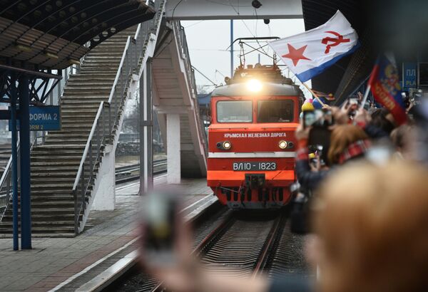 Trem Tavriya, que faz o percurso de São Petersburgo até Sevastopol, chegando à estação da cidade destino após cruzar o estreito de Kerch e a Ponte da Crimeia - Sputnik Brasil