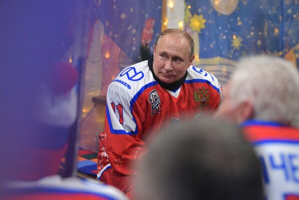 Presidente da Rússia, Vladimir Putin, em jogo amistoso de hóquei na Praça Vermelha, em Moscou - Sputnik Brasil