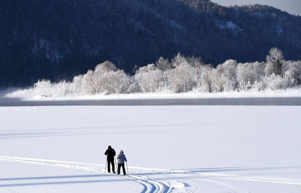 Duas pessoas passeiam de esqui na margem do rio Yenisei, próximo ao vilarejo de Ust-Mana, na região russa de Krasnoyarsk - Sputnik Brasil