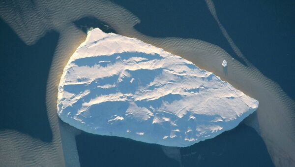 Um iceberg no mar de Lazarev ao largo da costa da Antártica. - Sputnik Brasil