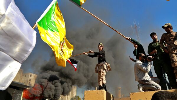 Manifestantes incendeiam parte da Embaixada dos EUA, em Bagdá, no Iraque, nesta terça-feira (31) - Sputnik Brasil