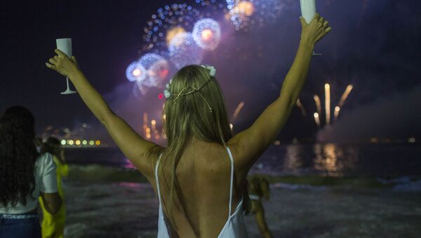 Menina durante a comemoração do Ano Novo em Copacabana, no Rio - Sputnik Brasil