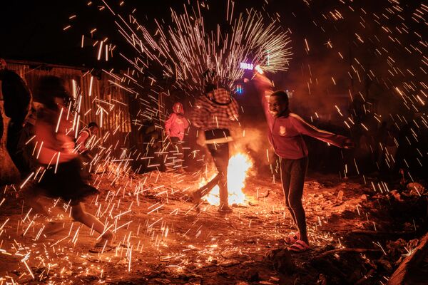 Menina girando palha de aço pegando fogo em Nairóbi, capital do Quênia - Sputnik Brasil