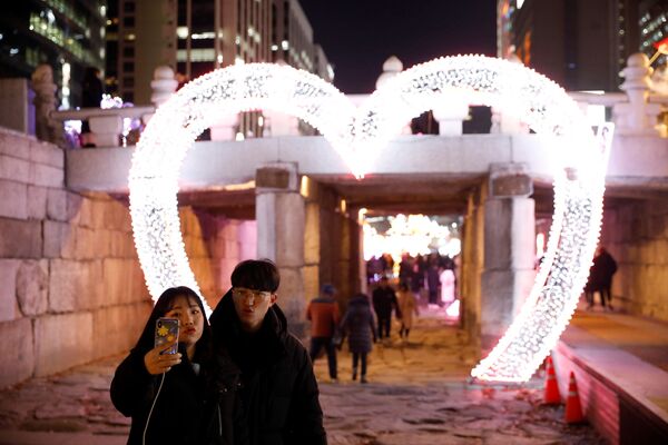 Namorados tirando selfie na véspera do Ano Novo em Seul, Coreia do Sul - Sputnik Brasil