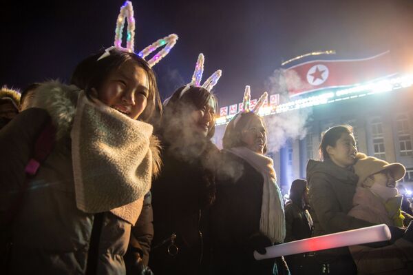 Jovens assistindo fogos de artifício nas celebrações do Ano Novo na praça Kim Il-sung em Pyongyang, Coreia do Norte - Sputnik Brasil