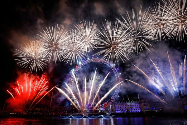 Queima de fogos de artifício marcando a chegada do Ano Novo sobre a roda gigante London Eye - Sputnik Brasil