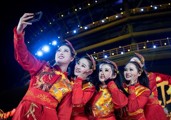 Artistas tirando selfie após apresentação no Parque Industrial de Shougang, em Pequim, China - Sputnik Brasil