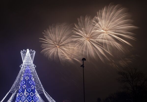 Fogos de artifício sobre a árvore de Natal na Praça da Catedral em Vilnius, na Lituânia - Sputnik Brasil
