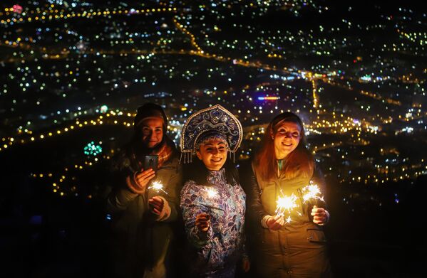 Residentes e visitantes da cidade russa de Pyatigorsk, no sul da Rússia, celebrando o Ano Novo no topo do monte Mashuk - Sputnik Brasil