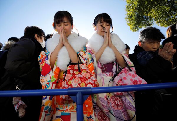Mulheres vestidas de quimono orando no 1º dia de 2020 no Santuário de Meiji, em Tóquio - Sputnik Brasil