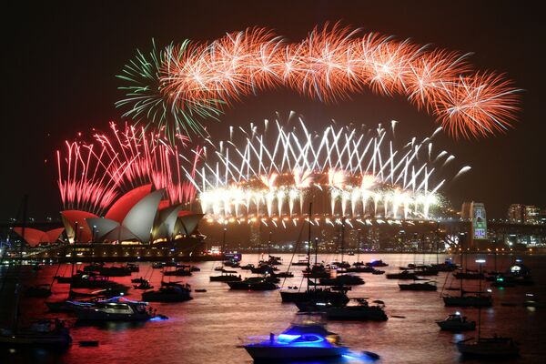 Queima de fogos marcando a virada do ano sobre a baía de Sydney, Austrália - Sputnik Brasil