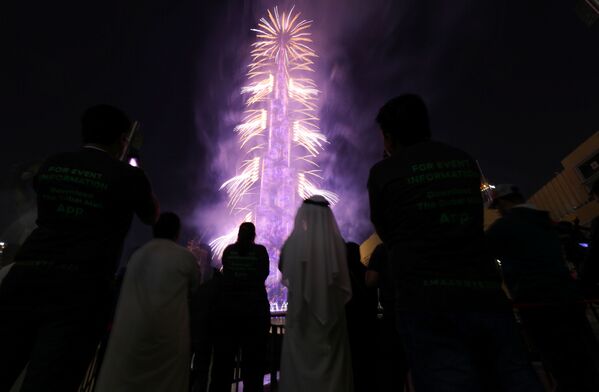 Pessoas assistindo a fogos de artifício no arranha-céu Burj Khalifa Bin Zayid em Dubai, Emirados Árabes Unidos - Sputnik Brasil