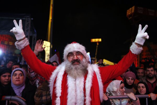 Manifestante antigovernamental vestido de Papai Noel nas celebrações da virada do ano da Praça dos Mártires no centro de Beirute, Líbano - Sputnik Brasil