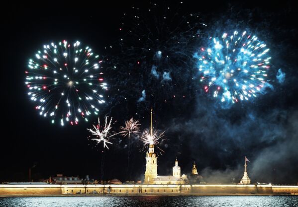 Fogos de artifício sobre a Fortaleza de São Pedro e São Paulo em São Petersburgo - Sputnik Brasil