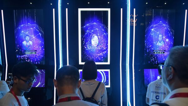 Pessoas tendo seus rostos escaneados na Conferência Mundial de Inteligência Artificial em Xangai, 29 de agosto de 2019 - Sputnik Brasil