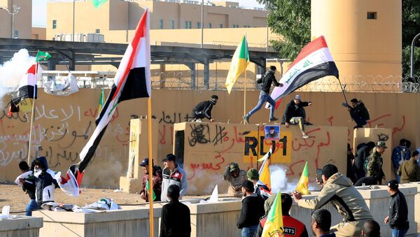 Manifestantes iraquianos protestam na embaixada dos EUA, em Bagdá. - Sputnik Brasil