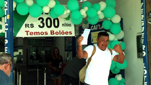 Movimentação em loteria de São Paulo (SP) no dia 31 de dezembro para Mega da Virada - Sputnik Brasil