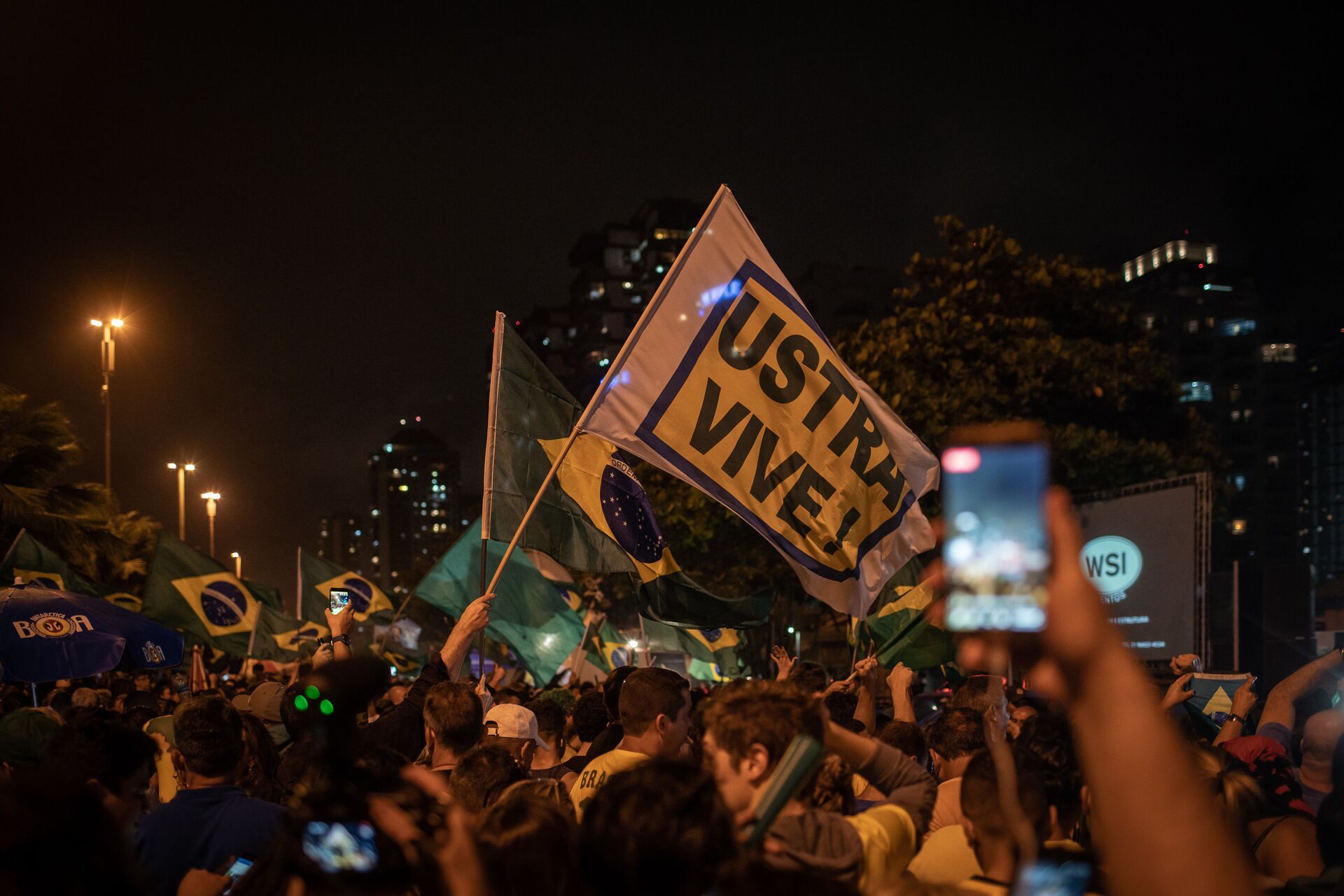 Apoiadores de Jair Bolsonaro comemoram vitória nas eleições em frente ao condomínio dele na Barra da Tijuca, no Rio de Janeiro, com homenagem ao coronel Brilhante Ustra, torturador na ditadura militar - Sputnik Brasil, 1920, 10.12.2021