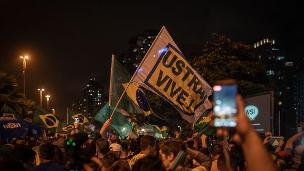 Apoiadores de Jair Bolsonaro comemoram vitória nas eleições em frente ao condomínio dele na Barra da Tijuca, no Rio de Janeiro, com homenagem ao coronel Brilhante Ustra, torturador na ditadura militar - Sputnik Brasil