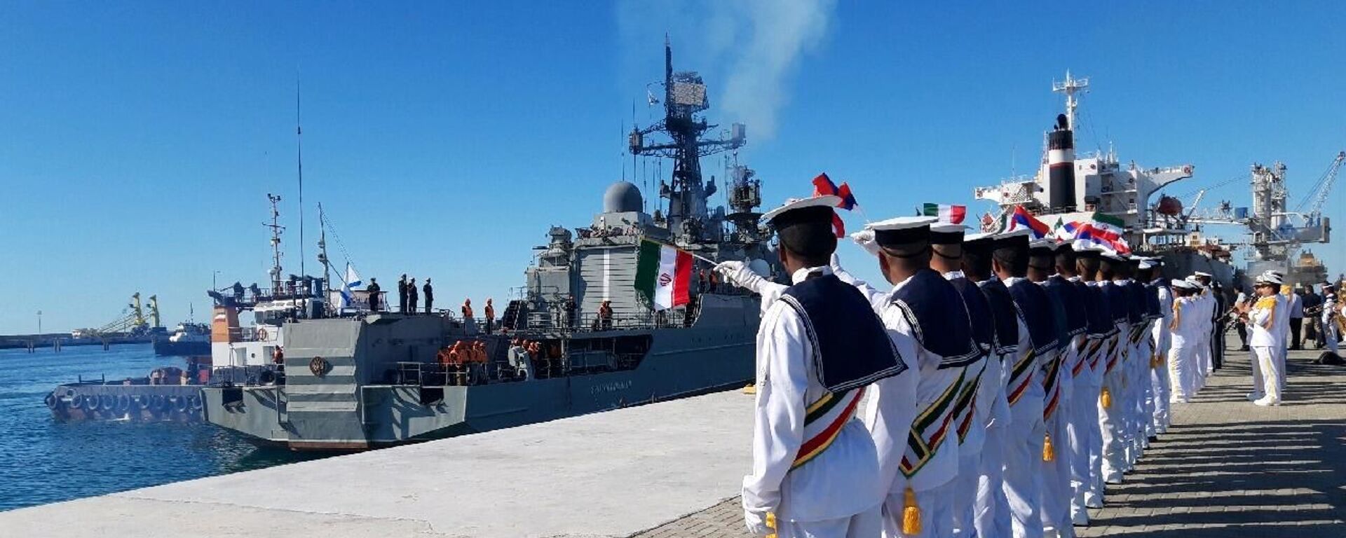 Marinheiros iranianos participam de cerimônia ao receber o navio de patrulha russo Yaroslav Mudry, durante exercícios navais conjuntos entre Irã, Rússia e China, em 27 de dezembro de 2019 - Sputnik Brasil, 1920, 14.03.2024