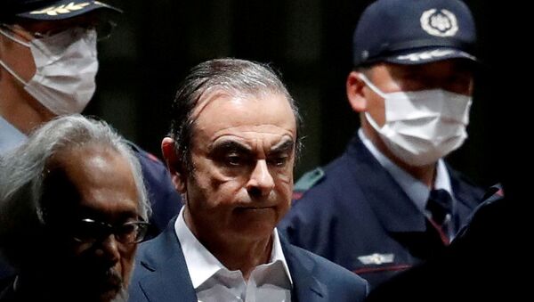 Ex-presidente da Nissan, Carlos Ghosn, sai de prisão em Tóquio, em abril de 2019 - Sputnik Brasil